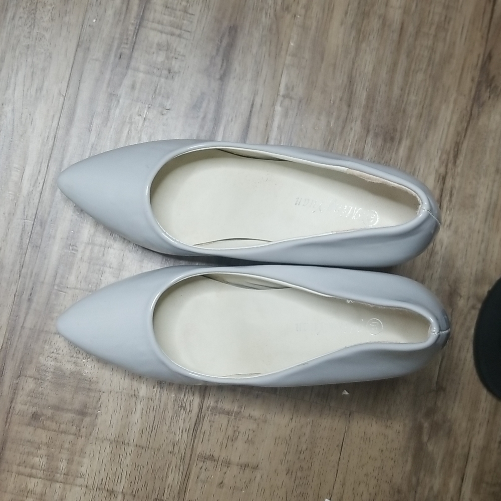Grey pumps